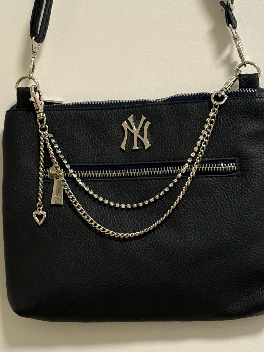 Yankees Crossbody Bag w/ An Added Bag Charm - Picture 2 of 7